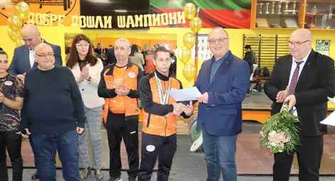 ТСК Русе посрещна тържествено Ангел Русев и останалите си звезди, участвали в европейското пъ вдигане на тежести