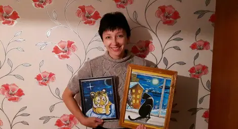 Ирина Суханова с две от дарените картини. Снимка: Личен архив Ирина Суханова с две от дарените картини. Снимка: Личен архив