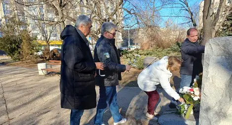 Общински съветници от ГЕРБ поднесоха цветя пред паметния знак.