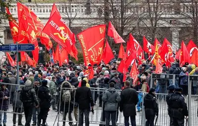 Задържаха близо 200 души в Москва при протест срещу Путин