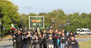 Майки с инвалидни колички затвориха Дунав мост под звуците на химна