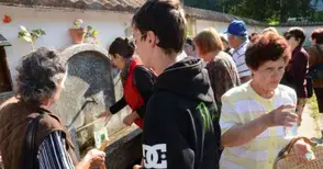 Неофит дари на манастира „Св.Марина“ частица от мощите на светицата