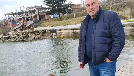 Вчера Евгени Недев посрещна Гришина на езерото в Николово. 				                Снимка: &bdquo;Утро&ldquo;