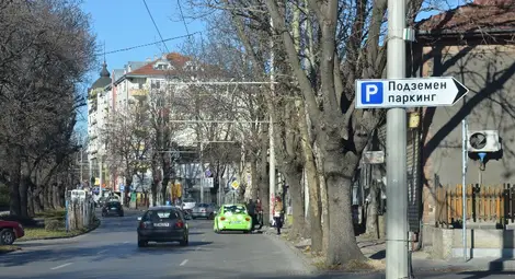 Още преди месец по &bdquo;Цар Освободител&ldquo; бяха поставени указателни табели за подземния паркинг на залата. Снимки: Община Русе и  архив &bdquo;Утро&ldquo;