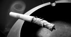 Ядосан служител снимал как началникът пуши на работа