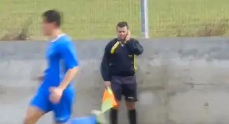 Съдия необезпокоявано говори по телефона по време на мач /видео/