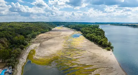 Ефектът на доминото: Снеговете в Алпите и Карпатите са все по-малко, топят се все по-рано и Дунав се задъхва без вода Ефектът на доминото: Снеговете в Алпите и Карпатите са все по-малко, топят се все по-рано и Дунав се задъхва без вода
