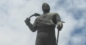 От Или паметник, или хали до И хали, и паметник