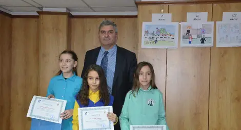 Руя Расимова /в средата/ взе първа награда в конкурс на МВР. На второ и трето място се класираха Дария Спасова /вляво/ и Михаела Стоянова.                               Снимка: Красимир СТОЯНОВ