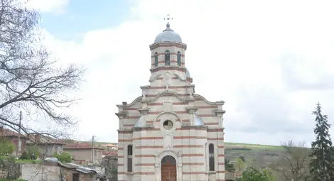 Два манастира и две църкви грейват отново под майсторски ръце