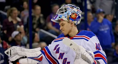 Русенският вратар на &bdquo;Рейнджърс&ldquo; в меле на леда със свой съиграч