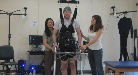 Електроди помагат на парализиран да ходи