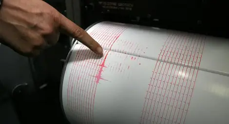 Стотици разрушени къщи и десетки хора на палатки след земетресенията в Западна Турция