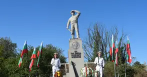 Търсят се средства за опасно наклонения Паметник на моряка