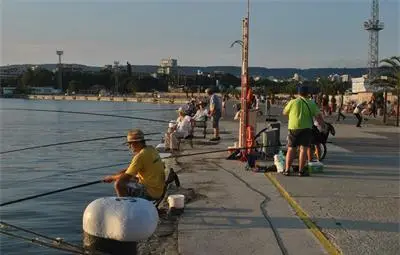 Въпреки разпореждане на Борисов, охранители заключват рибари на кея във Варна