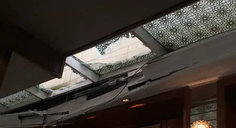 Срути се част от стъкления покрив на „Шератон” Срути се част от стъкления покрив на „Шератон”