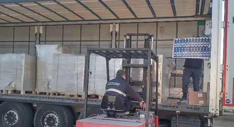 Митнически инспектори намериха заготовки за кутии за цигари и коркофан в камион с подаръчна хартия на Дунав мост при Видин