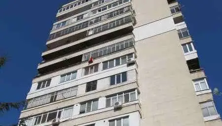 75-годишна жена полетя от 9 етаж, докато мие прозорците