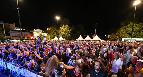 Хард рок, огнено шоу и моторен рев взривиха публиката на &bdquo;Green Rock Fest&ldquo;,  Джони Джоели пя в дует с 11-годишната русенка Дария Стефанова