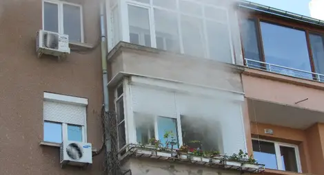 Два апартамента горяха заради запалени свещи за упокой и здраве