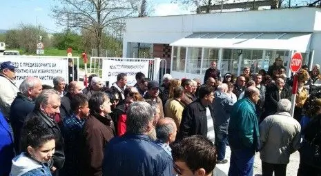 Напрежение и жива верига пред входа на "ТЕРЕМ"-Флотски арсенал!