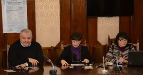 Русенската елха грейва  в светлини в понеделник