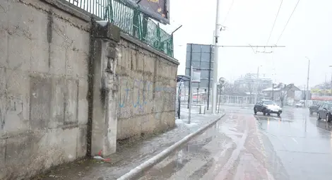 Почистват барелефа на Ботев на едноименния булевард