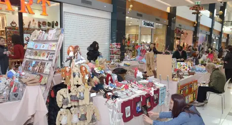Подаръци и коледни красоти предлага базарът на Дунавския център за занаяти