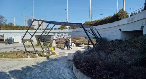 Антитоплинният остров под Кръговото напредва преди жегите