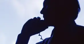 Няма кой да спаси жена от заплахите с убийство на психично болния й брат