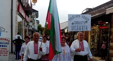 Самодейци от Мартен с куп покани след два фестивала в Македония