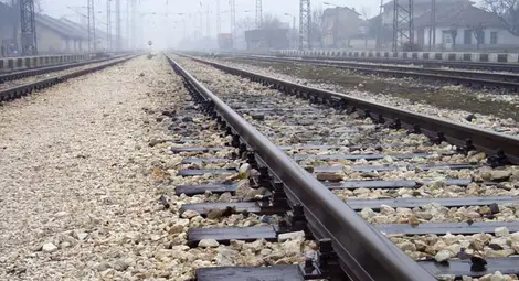 Влак удари неправомерно пресичащ релсите автомобил, пострадаха двама души