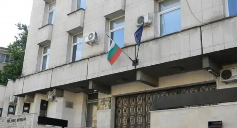 Гръмналият крадец в имота си мъж остава под домашен арест