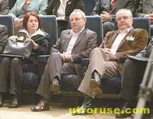 По примера на Доган от листите на ДПС се оттеглят Емел Етем и Юнал Лютфи