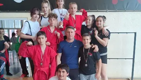 Младите самбисти с куп медали на държавното