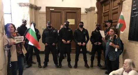 Протест срещу Гешев влезе в Съдебната палата, демонстранти стоят пред кабинета му