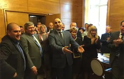 ГЕРБ зарадва Цветанов за ЧРД с голяма торта, честитиха му и от БСП