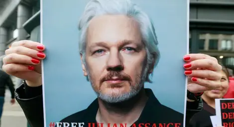 Осъдиха Асанж на 50 седмици затвор