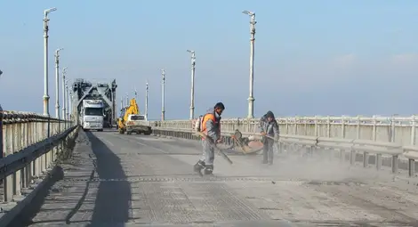 Спешно ремонтират дупки и фуги на Дунав мост