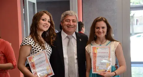 Две молдовки пълни отличнички на университета