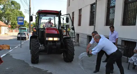 Модерен трактор ще поддържа улиците и градинките в Долапите