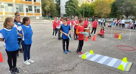 Състезание "Спазвам правилата за безопасно движение" в русенското училище "Възраждане" /галерия/