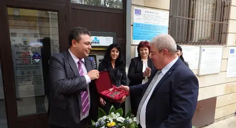 Новият стар кмет д-р Петър Петров получава символичния ключ на община Ценово.                           Снимка: Марий ПЕЙЧЕВ