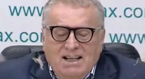 Смрадлив атентат срещу Жириновски! Засипаха го с кисело зеле /видео/