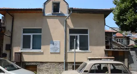Литератори възстановиха паметната плоча на народния поет Иван Вазов