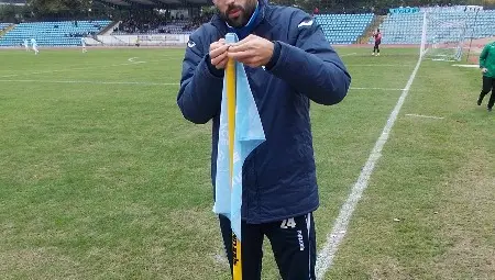 Фенове оборудваха с нови флагчета корнерите на Градския стадион в Русе