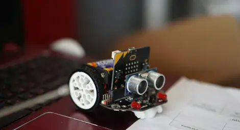 Щафета и танци с роботи във второто издание на общинското състезание по роботика в Русе /галерия/