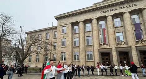 Флашмоб по младежки проект изви колоритни български хора навръх празничния 1 март в Русе Флашмоб по младежки проект изви колоритни български хора навръх празничния 1 март в Русе