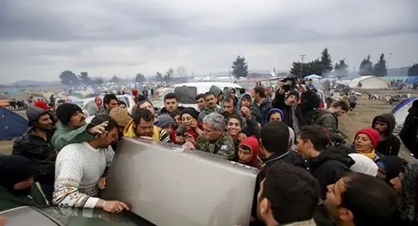 Над 10 000 души изкараха поредната тежка нощ в лагера в Идомени Над 10 000 души изкараха поредната тежка нощ в лагера в Идомени