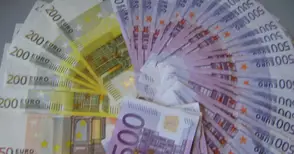 Шофьор и стюардеса раздават на пътници пачки с долари и евро преди границата